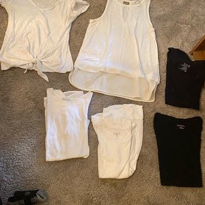 💥bundle 5 woman xs T-shirt si and tanks, 2 NWOT, others great condition